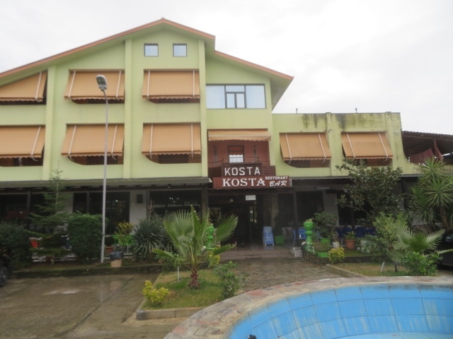 ベラトからアルバニアの首都・ティラナに移動しました、途中にあるＫOＳTAレストランで休憩をしました