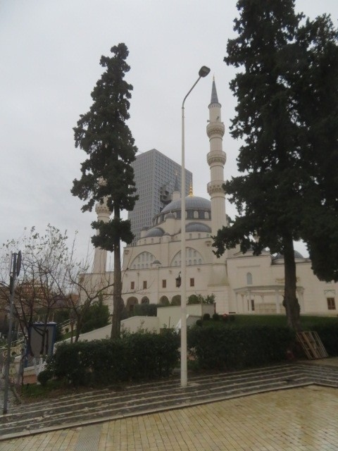 ティラナの大モスクを見ています