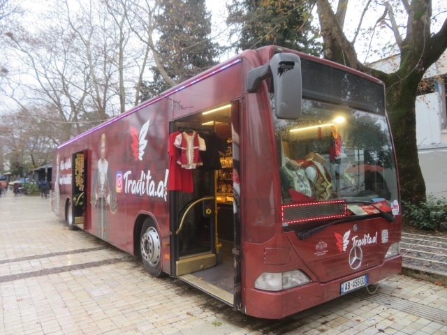 スカンデルベグ広場近くにバスを利用したショップがありました