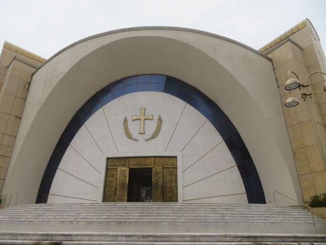 アルバニア正教会入口、道路から階段を上がると入口があります