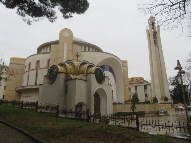 アルバニア正教会に行きました、スカンデルベグ広場の南側にあります、大きくて外装が綺麗でした