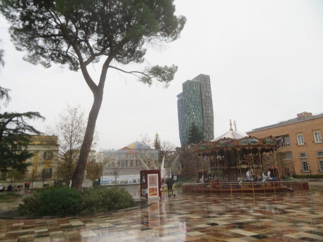 スカンデルベグ広場内を歩きました