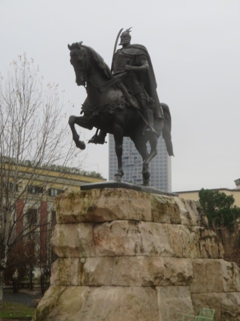 スカンデルベグ広場にあるスカンデルベグ像