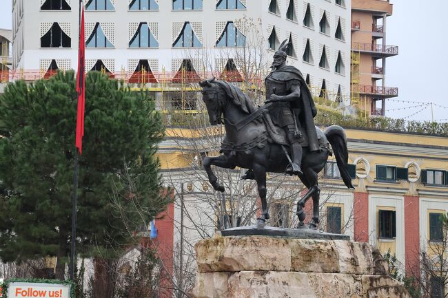 スカンデルベグ広場内を歩きました