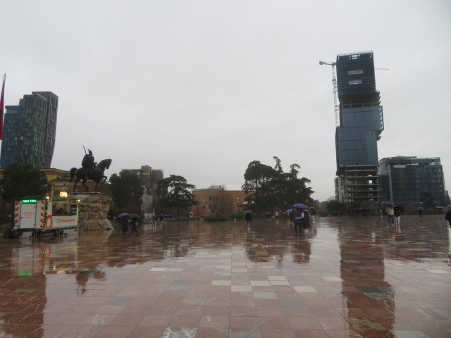 スカンデルベグ広場内を歩きました