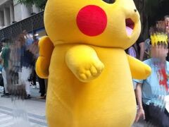 「日本橋高島屋」で「ピカチュウとカビゴンがやってくる！」というイベントがあったので訪れました。　
ピカチュウかわいいです。女の子のピカチュウでした。