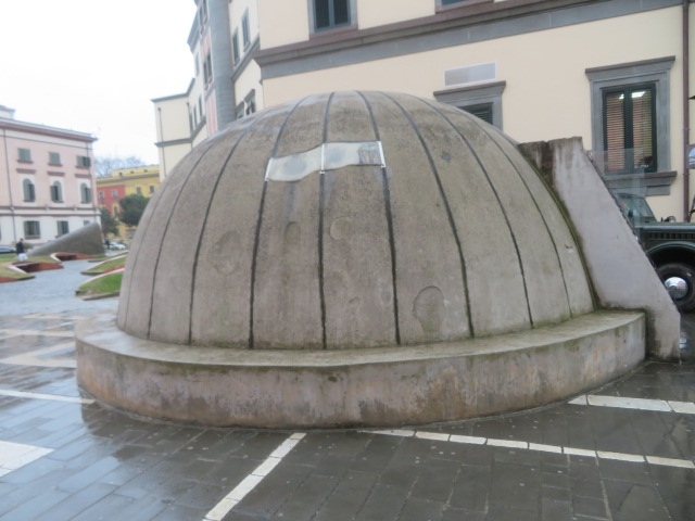 市街地中心にトーチカを利用したバンクアート２がありました、核シェルターで展示するレｋ史博物館です