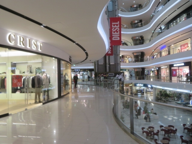 トプタニショッピングセンター内