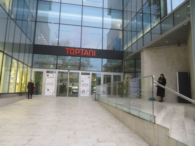 トプタニショッピングセンター入口、大きなショッピングセンター内に入り、買物・散策をしました
