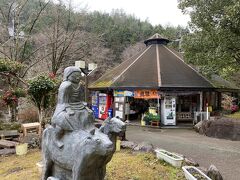 1時間半ほどかかって、11:00時過ぎに「道の駅 熊野古道中辺路」に到着。
車を停めて、少し歩くことにします。