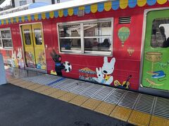 「かいじ」で大月駅まで行き、そこから富士急行線に乗り換え、都留市駅へ。
可愛い！
富士急行線はラッピングトレインがたくさんあるそうです。