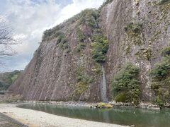 その後、少し山側に戻って古座の一枚岩を見学。
個人的には、こちらの方が見応えがありました。