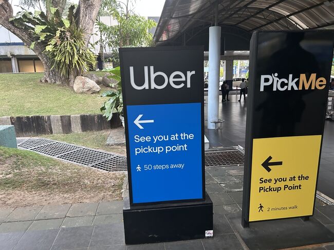 制限外に出るとタクシーの呼び込みがすごいが、まずはATMで現地通貨・ルピーを引っ張りましょう。<br />とりあえず10000ルピー(約5000円)。<br /><br />外に出るとUberポイントがあってスタッフさんがさばいてくれるから安心なのですが、ニゴンボ行きは嫌がられるらしくぜんぜん見つからない。<br /><br />もう退勤時間なんだけど･･･と言いつつPickMeというアプリからトゥクトゥクを手配してくれたおじさんには大変感謝しております。<br />タクシーだと2300ルピーくらいだったのが、トゥクトゥクだと916ルピーでございました。<br />私もPickMe入れとこうかなーとダウンロードするも、スリランカの電話番号が必要で断念。