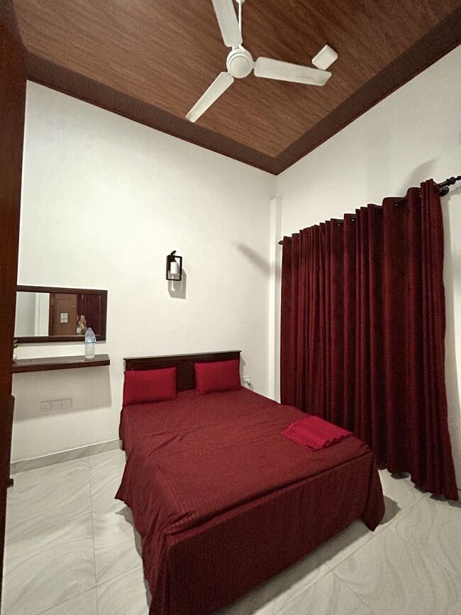 宿に着いたら誰もいなかった････<br /><br />スリランカはahamo対象外なので、今回はeSIMを事前に手配しておきました。<br />airalo、紹介コードがネットに落ちてるので1GB1.5USDに。<br />https://www.airalo.com/ja<br /><br />ネット使えなかったらやばかった。。<br />メッセ送って30分くらいで来てもらえたけどスリランカってなんでも時間かかる途上国あるあるな国。<br /><br />【The Alexis&#39;s Guest House】<br />シングル、エアコンなし、8.8USD<br />スリランカは現地通貨ルピー以外にUSDが普通に通用しますが、ルピーもある程度持っておいたほうがいいです。