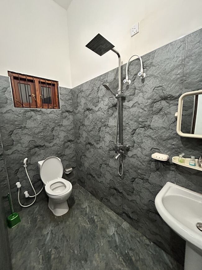 お風呂はほぼ水シャワー。水圧も低くてチョロチョロ。。<br />気温は高いので問題なし。<br /><br />蚊帳はないのでマイ化学兵器を使用し、ファンを回して眠りました。<br />おやすみなさーい。