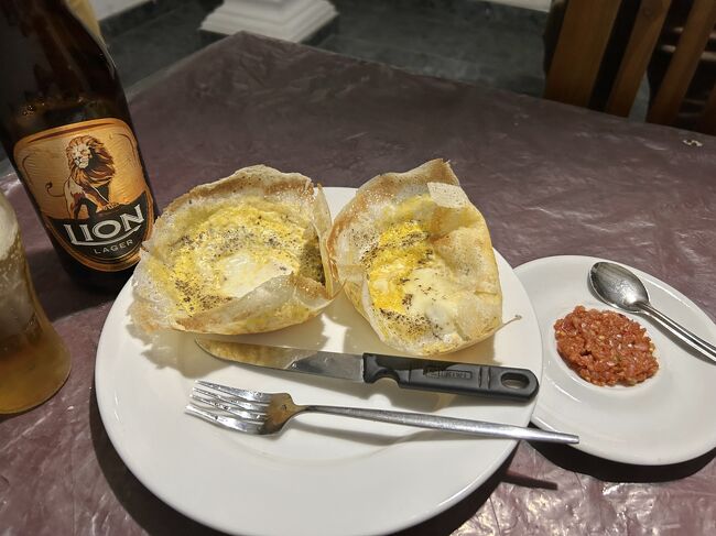 なんか軽いもん食べたいな～とボヤいたらお母さまが作ってくださったHopper。<br />見た目のとおり卵。朝食で食べることが多いようで、右の辛いペーストを乗せて自分で辛さを調節するやつ。この国は辛い物好きには最高じゃん！<br /><br />なんだけど、外のテーブルに用意したよ、ジャーンて言われて絶句･･･なぜならめっぽう蚊に刺されやすい体質でして。。<br />おもてなしのつもりだろうから、中で食べたいとは言えず。<br />一刻も早く部屋に戻りたくてすごい勢いで食べたからお代わりいるか？と聞かれてしまったわ。30分で9か所も食われてしまいました。かゆい。