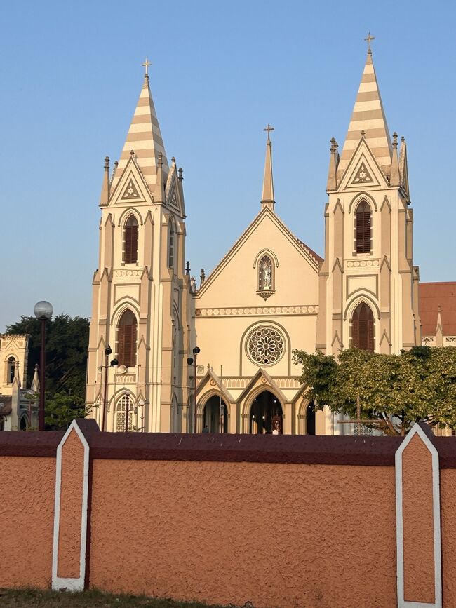 ニゴンボの海エリアは教会が多かったです。<br /><br />スリランカは基本的にに仏教のシンハラ人、ヒンドゥー教のタミル人（イギリス人によって連れてこられた）、そして少数派のキリスト教徒やムスリムも住む国。