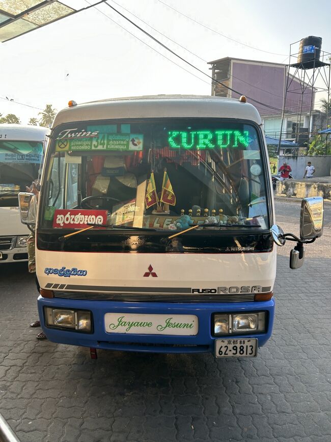 ニゴンボのバスターミナルからはこのような京都ナンバーのバスに乗ってクルネーガラへ向かいます。<br />時刻表はこの路線については掲示が見当たらず････<br />ニゴンボからダンブッラまでは直通がないためクルネーガラで乗り換えることになるのです。<br /><br />ニゴンボ7:15→クルネーガラ9:20　540ルピー(約270円)<br />所要約2時間。