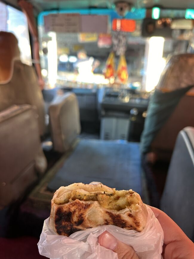 とりあえず朝ごはん。売店で買ってきたエラワル・ロティ。<br /><br />中身はベジ。だけどカレー味でピリ辛。これがまたウマいんよ。<br />100ルピー(約50円)<br /><br />バスの中で平気で食べられるのが日本と違うところ。<br />エアコン付きで快適でした♪<br /><br />途上国あるあるだけど、バスには運転手さんのほかに集金係のおじさんが乗っているやつです。<br />一定のところでお金を集めに来ます。<br />そして、バス停などでは行先をすごい勢いで叫びまくって乗客をさばきます。クルネーガラ！クルネーガラ！クルネーガラ！クルネーガラ！って。<br />
