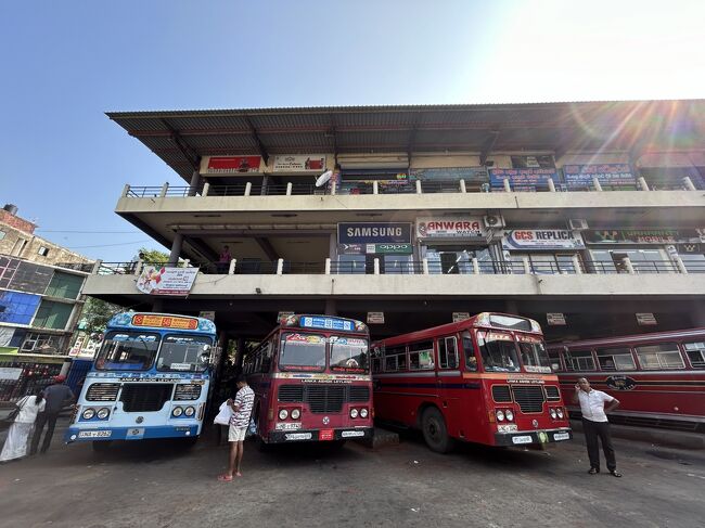 クルネーガラのバスタは3階建てでとても大きく立派。