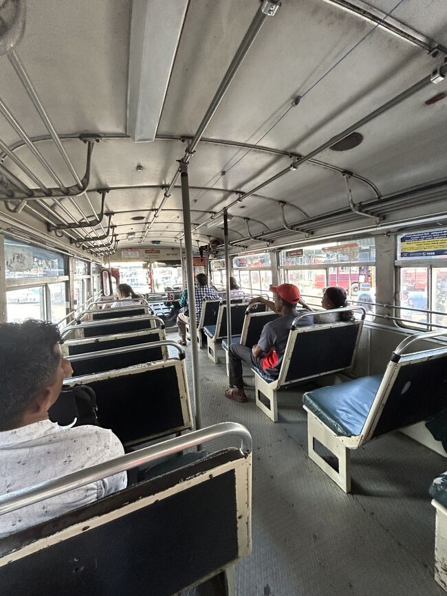 幸い30分ほどの接続でダンブッラ行きが発車し、今度はエアコンなしで90分ほど。<br />クルネーガラ9:45→ダンブッラ11:20（243ルピー）