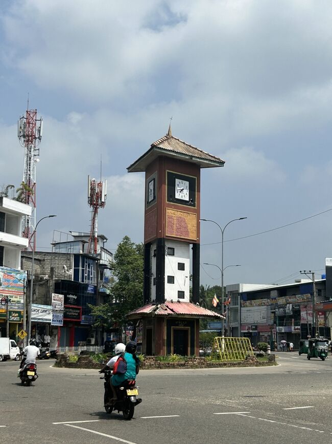 ダンブッラはこの時計塔が中心？の目印。観光の起点になります。