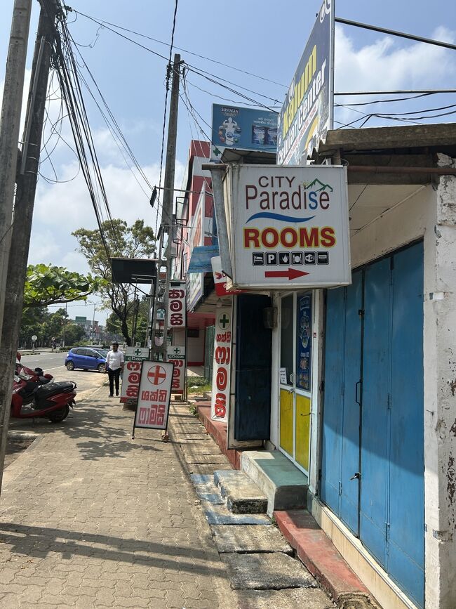 今回お世話になるのはその時計塔から徒歩1分の<br />【City Paradise Dambulla】<br /><br />スリランカは一般的に11:00からチェックイン可ってすごいですよねw<br />いったん部屋に落ち着いてからシーギリヤへ向かいます。
