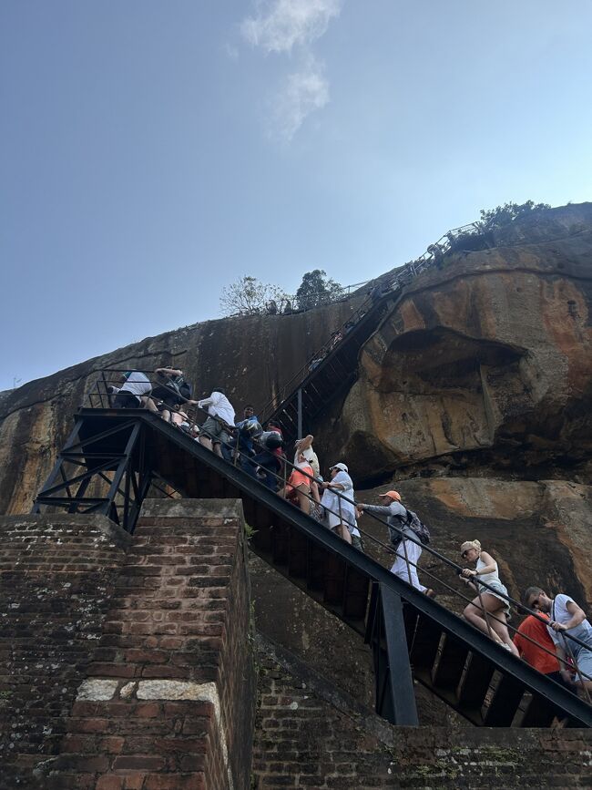 登り始めるまで30分かかりましたよ。<br />持っている水の量が足りるかすごく不安になってきました。