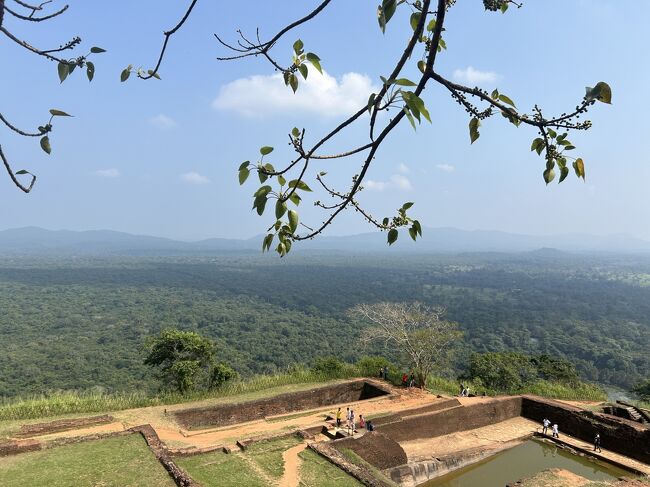 人の流れに沿って10分で頂上に到着です。<br />ちょっとマチュピチュっぽくもある。