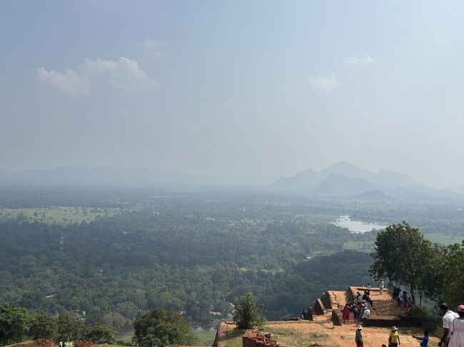 遠くのほうには高い山が見えますね。<br />キャンディ方面かな。かの有名なセイロンティー！