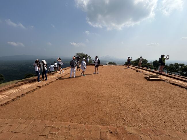 でもこの岩に驚かされるのはその景観だけではありません。<br /><br />5世紀にこの場所に王宮があったというのです。