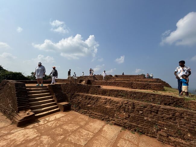 歩き方によると、父を殺して強引に王になった男は、弟の復讐を恐れてこんな場所に城を作った･･･ですと。正気？<br /><br />わずか11年でその栄華？は終わるのですが、その宮殿が発見されるのは1400年くらい後の話です。