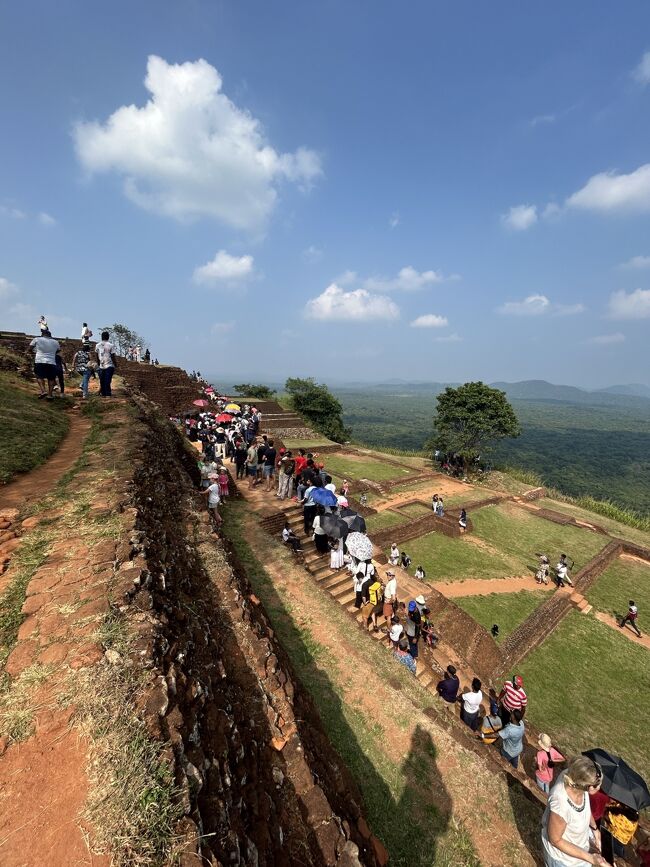 歴史ロマンを満喫し、散策したら地上に戻りましょ･･･<br />って、ひどい待機列!!!<br /><br />おわかりでしょうか、人間は登りより降りるほうが時間かかるということを。50分並んでやっと降り口へ。。