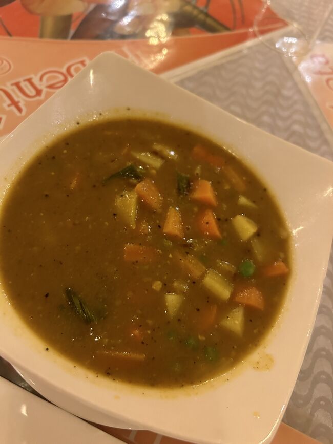 室内なのに、待ってる間に蚊を3匹やっつけた。。<br /><br />で、ビールを頼むもないんだって！なぜ？<br />今日は仏教でそういう日なんですと。月1回販売できないと国で決まってるらしいです。なんてこった！<br /><br />と、とりあえずマサラとラッシーお願いします。<br />喉乾きすぎてラッシーお代わりまでして1700ルピー(約850円)<br /><br />2024年初のお酒飲まない日となりました。<br />おやすみなさい☆