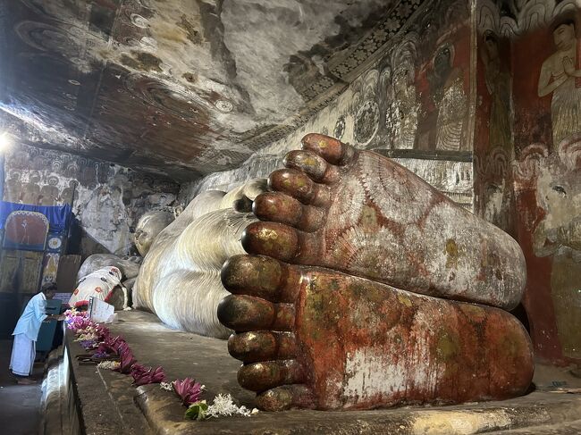 仏陀は足の裏が赤くなっていることがスリランカ流。<br /><br />歩き方によると、B.C.5世紀にウィジャヤ王がインドから到着したときに手のひらが真っ赤だったことに由来するようです。