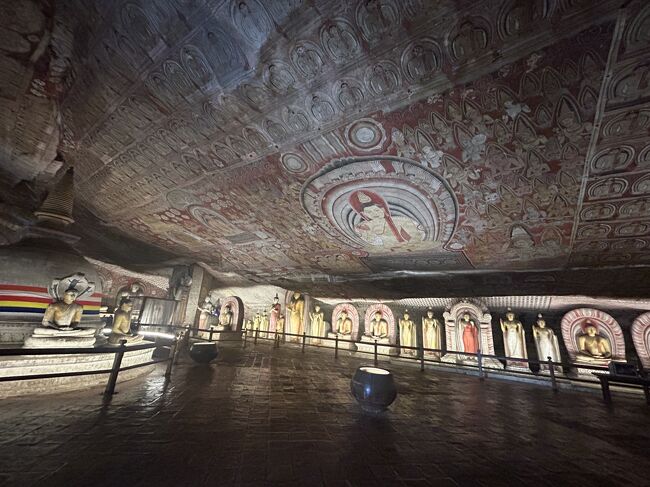 第2窟：偉大な王の寺<br /><br />仏像より天井の壁画が良かったです◎<br />