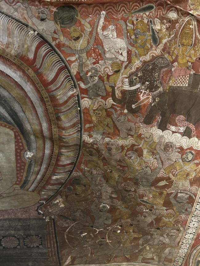 シンハラ人とタミル人の戦いなどとても迫力があって、スリランカの歴史をぎゅっと圧縮したような見事な天井画でした。