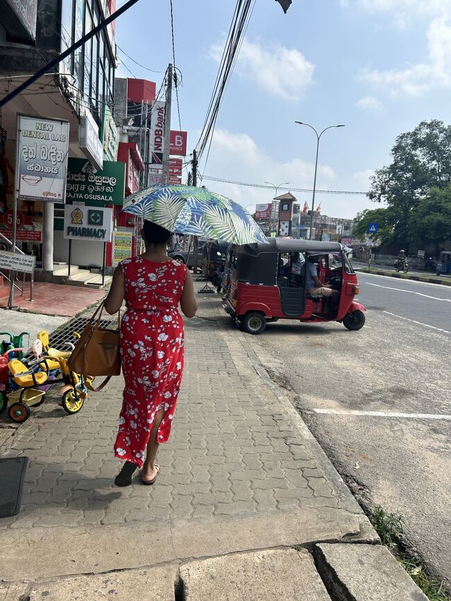 10時頃にチェックアウトしてコロンボへ向かいましょ。<br /><br />スリランカ人女性はこのような服を着ている人が多く、南国用ドレスに私も欲しいなあ～なんて思ってました。<br />結果としていまいちピンとするものに出会えず買わなかったわけですが、Made in Indiaが多かったかな。