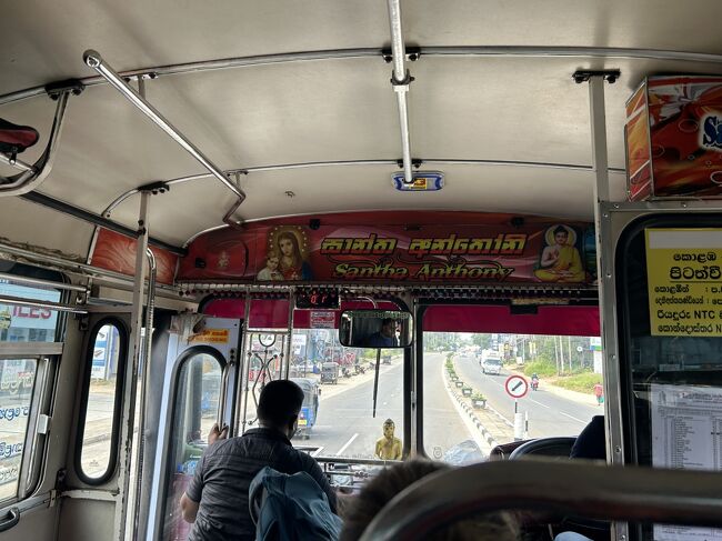 このバスがすんごい運転荒いわけ。<br />急ブレーキに急ハンドル、何回終わったと思ったか。<br />この運転手さん明日にでも事故りそうよ。<br /><br />片側1車線しかないのに、対向車来なければ当然のように150km/hで対向車線を走り、たとえ対向車がいても車線またいで真ん中を走っちゃうし、近くに座ってた欧米人とクレイジーって顔見合わせちゃいました。。たまーにこういう運転手さんいますよね。。