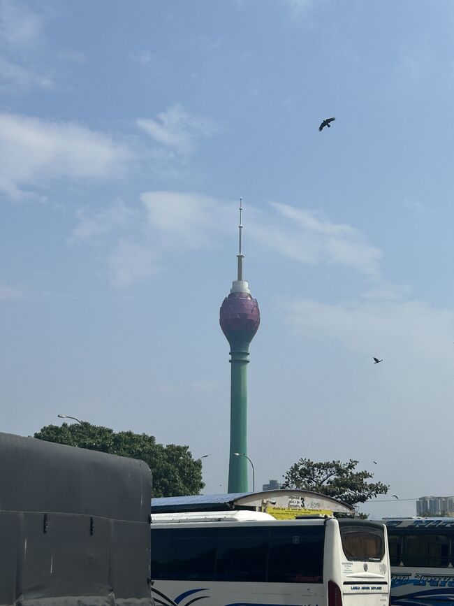 コロンボのバスタに着きました。命あってよかったよかった(-_-;)<br /><br />あのタワーはなんだかクウェートを思い出す･･･