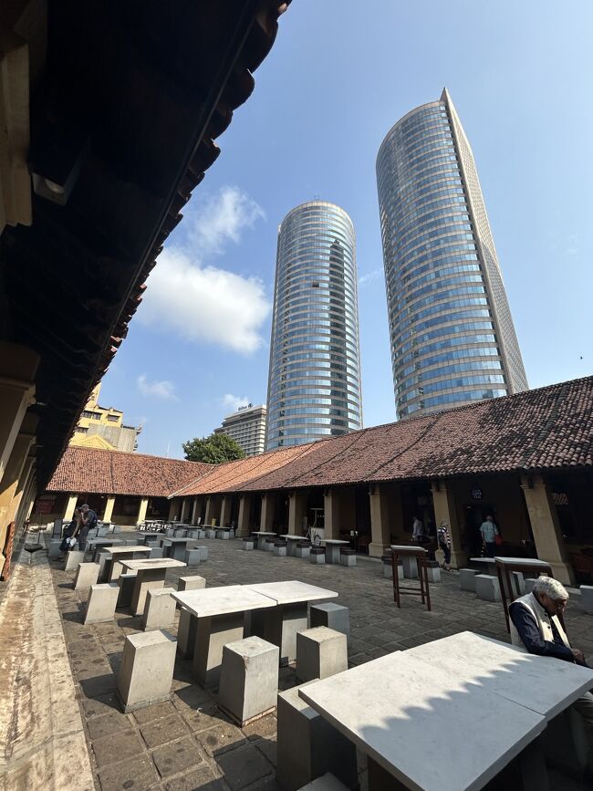 やってきたのは【ダッチホスピタル】<br />病院ではありません。<br /><br />元々はオランダ統治時代に病院だったようですが、それを活かす形でモールのようなレストラン・ショッピングエリアになっています。<br />重厚感のあるコロニアル建築でしょう？<br />客層も金持ちツーリストが多く、私のようなパッカーはお呼び出ない気も･･･