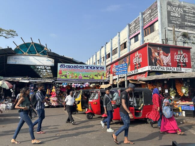 そろそろ空港に行くか。<br />暑いのとあまり時間もないのでバスターミナルまでトゥクトゥク乗っちゃうことにしました。<br /><br />ドライバーのやつめ、このまま空港までお話ししながら行こうよーとしつこかった･･･フライトの時間を早めに言うとそこは素直に信じるので、ハイウェイバス乗らなきゃいけないのわかるでしょ、とバスタまで送ってもらいました。
