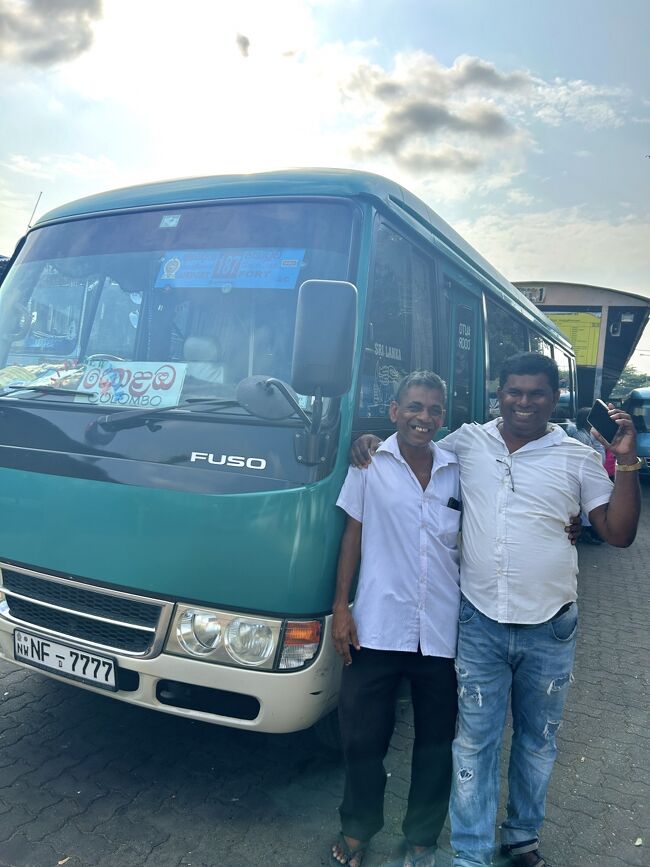 空港行き高速バスは187番の緑色ワゴンでした。<br />エアコン付き320ルピー(約160円)<br />所要45分。<br /><br />運転手さんと、集金係のペア。<br />バスの写真撮らせてって言ったら俺たちも入れてくれよな！と。楽しく働いてる人たち大好き。