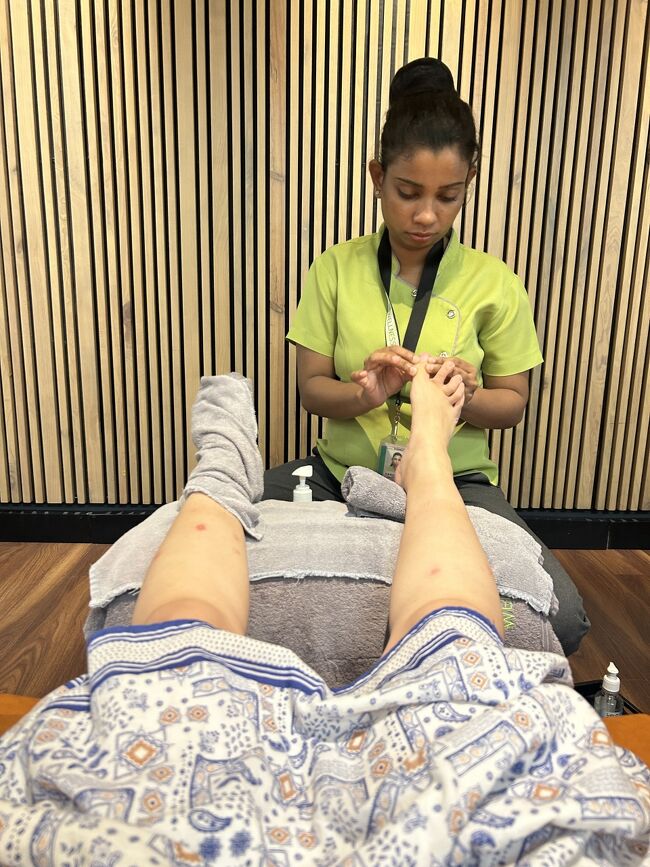 チェックインまで2時間ロビーで待たされ、カウンターで50分待たされ、まだなお時間が余るのでマッサージに来ちゃいましたよ。<br />40分のフット、45USD。さすがの空港価格。日本より高いぞ。<br /><br />蚊に刺されまくった汚い足ですみません、しかもすんごい汗臭い････本当に申し訳ございません。