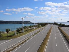 快晴　沖縄本島南東部うるま市の海中道路をドライブ