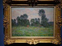 「ジヴェルニーの草原」1890年 福島県立美術館
『ジヴェルニーの草原』は積み藁の連作より少し前に描かれました。夏の遅い午後、空が淡い紫色へと変わりゆくひとときの、あたたかく芳しい大気が感じられます。