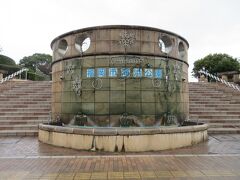 タワーすぐ前にあるももち浜海浜公園
