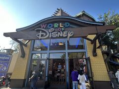 ダウンタウンディズニーで一番大きなお店『World of Disney』。
帰りに寄ったけれどお菓子のお土産が全然ないの！
外国人はお菓子を買わないの？？？
ただグッズの品揃えは豊富で、特にTシャツなどのファッションアイテム、おもちゃ、マグカップ、ぬいぐるみなどの種類が沢山ありました。