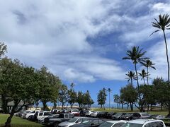 ■カイルアビーチパーク (Kailua Beach Park)

お腹を満たした後はカイルアビーチへ。

この日は日曜日、ホリデーを楽しむロコ(地元住民)が多く、ビーチパークの駐車場は混雑していました。