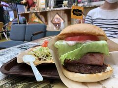 お店が沢山で決めるのが大変！
色々なお店を見て、ハンバーガーとタコスが食べたい気分になりサニーズへ。

見てくださいハンバーガーのこの厚さ！凄い！
そして美味しい～！！
マ◯クじゃ味わえないボリュームで顎が外れそうでした。笑
タコスは開いた状態で提供され、思っていたのと違いましたが皮がパリパリで美味しかったです。